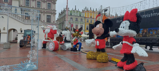 Bajkowa instalacja przed zamojski ratuszem