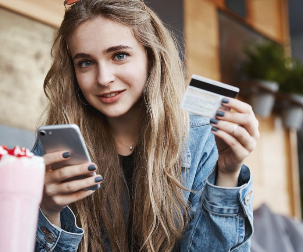 FOMO kosztuje. Ile naprawdę płacimy za życie pod presją social mediów?