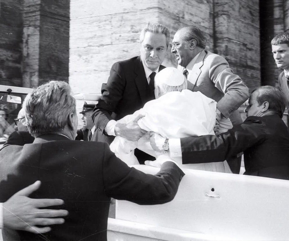 Angelo Gugel podtrzymuje papieża Jana Pawła II tuż po zamachu, 13 maja 1981 r. na Placu św. Piotra
