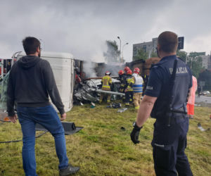 Przerażający wypadek w Bielsku-Białej. Ciężarówka przygniotła samochód osobowy. Trwa akcja ratunkowa