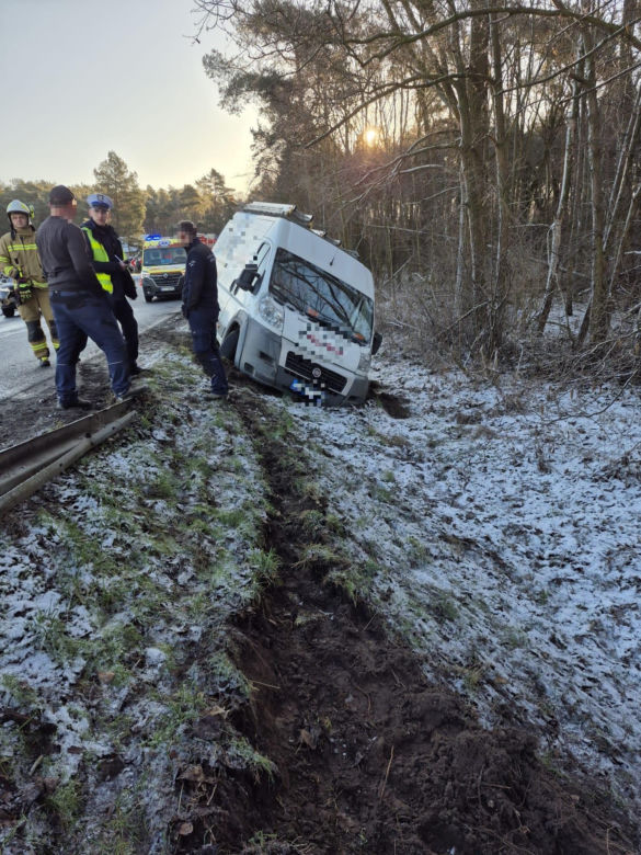 Dwa samochody wypadły z drogi koło Wojnowic niedaleko Leszna