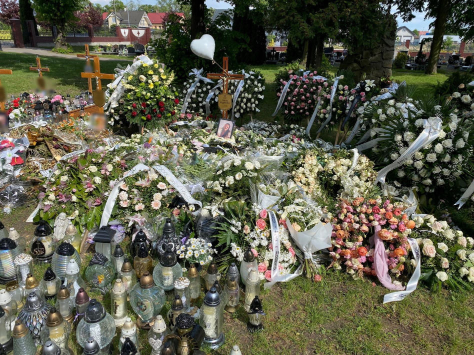 Grób Nikoli Węgłowskiej utonął w kwiatach