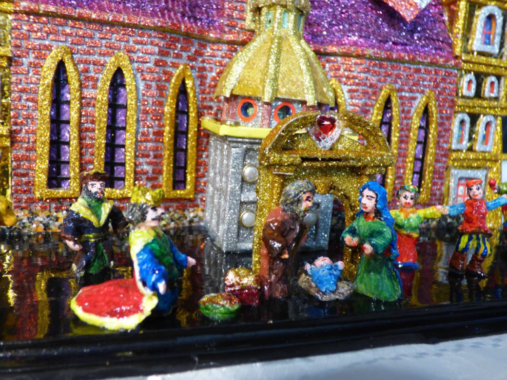 Miniatury szopek krakowskich zamyka w butelce