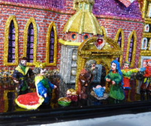 Miniatury szopek krakowskich zamyka w butelce