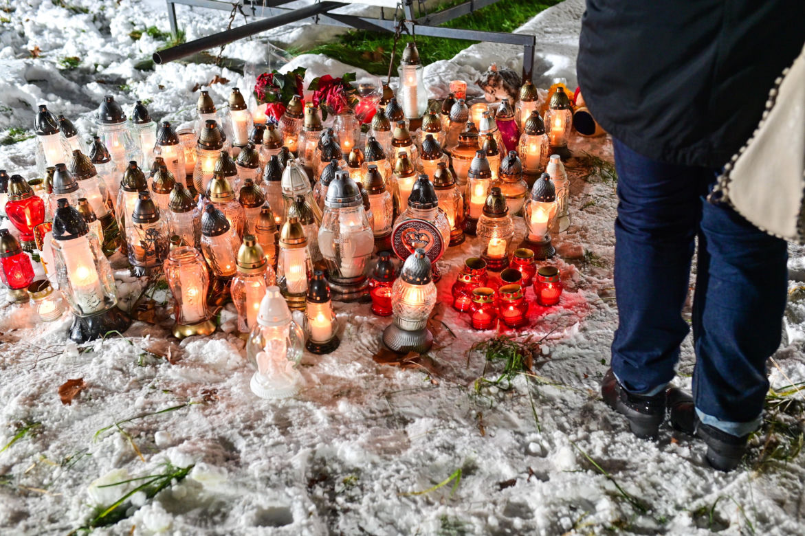 Andrychów. Znicze ku pamięci zmarłej 14-latki