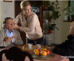 M jak miłość. Józef Modry (Stefan Friedmann), opiekunka Ola (Magdalena Rembacz), ksiądz (Maciej Damięcki)