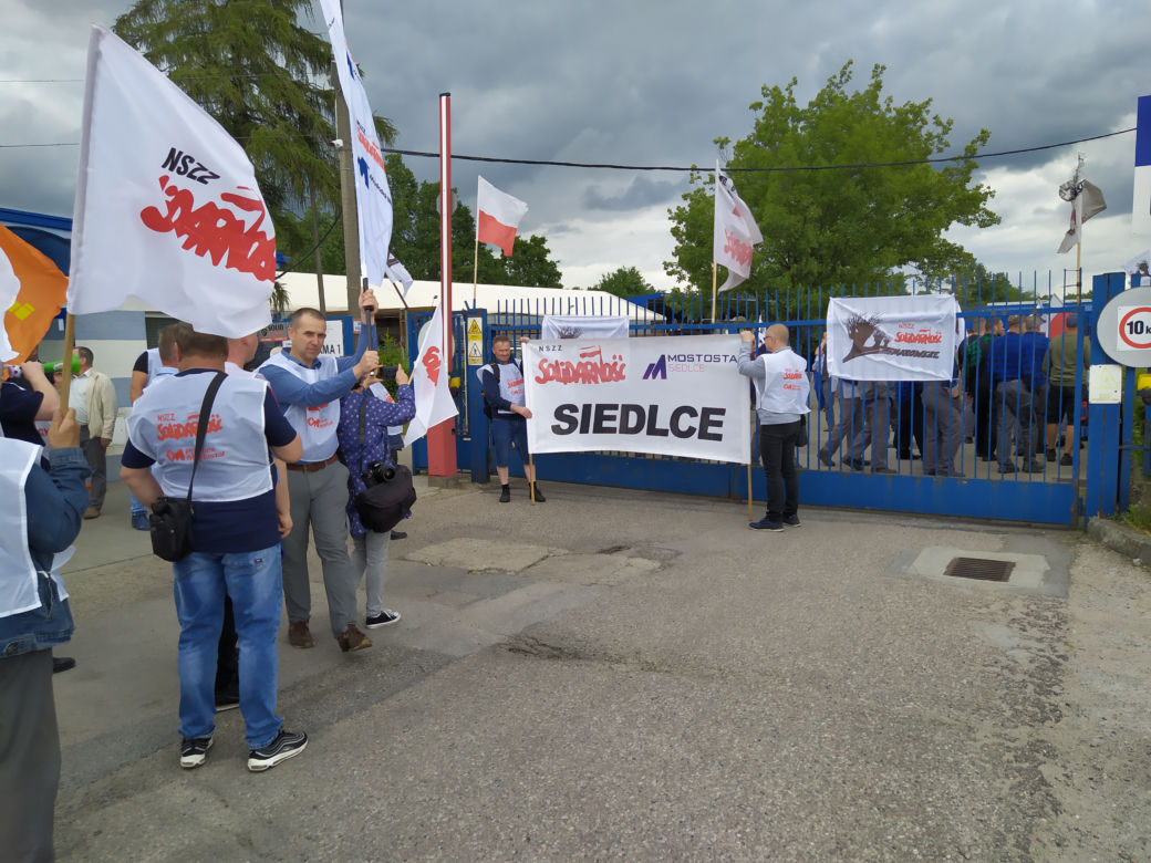 Trwa strajk generalny w Altrad Mostostal. Protestujących poparli związkowcy z Mostostalu Siedlce - zobacz zdjęcia!