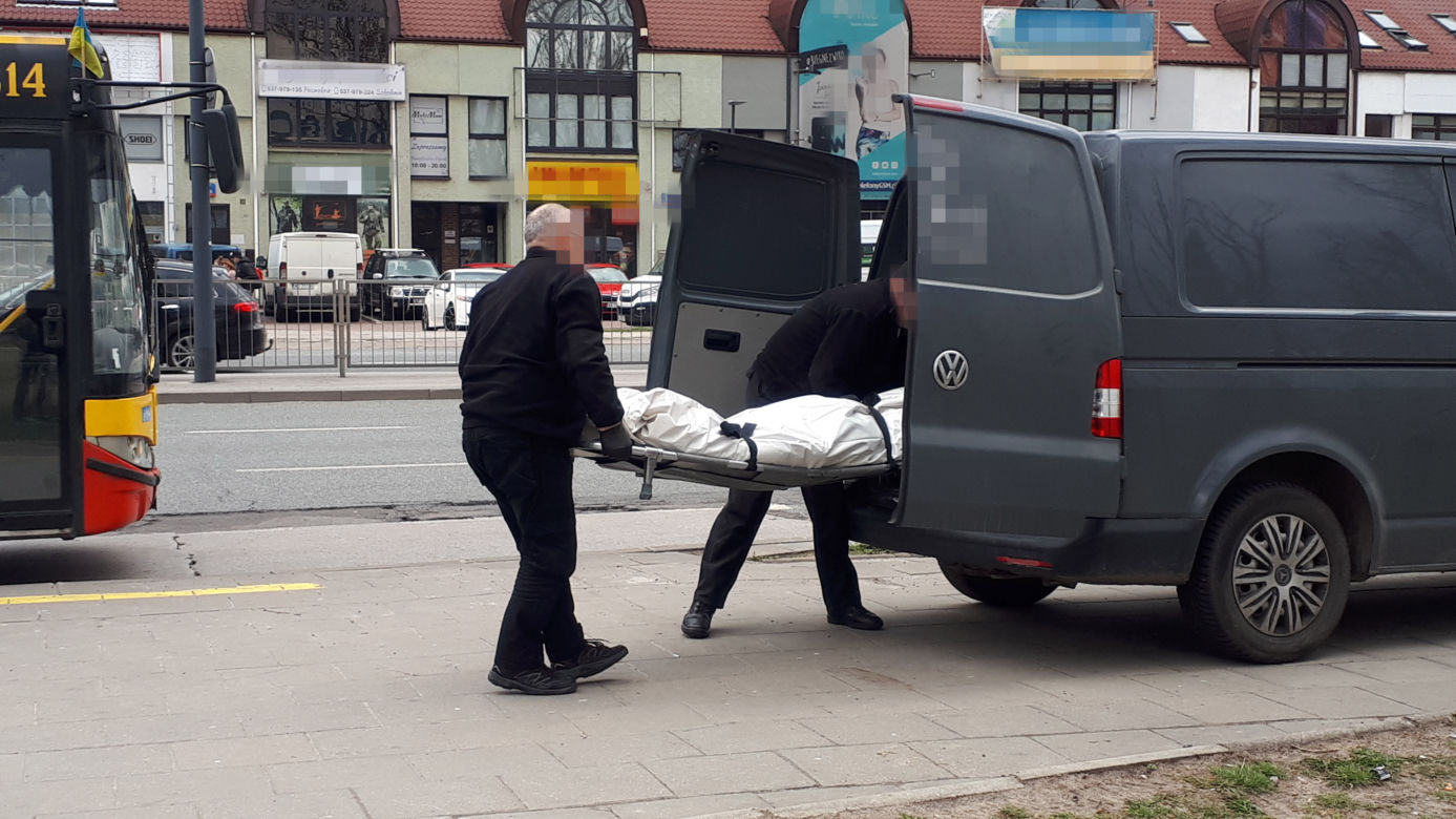 Makabra na Grochowie. Zwłoki w krzakach przy galerii handlowej