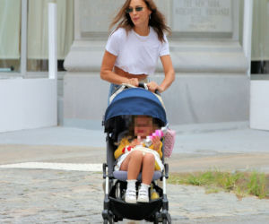 Irina Shayk na spacerze z córką