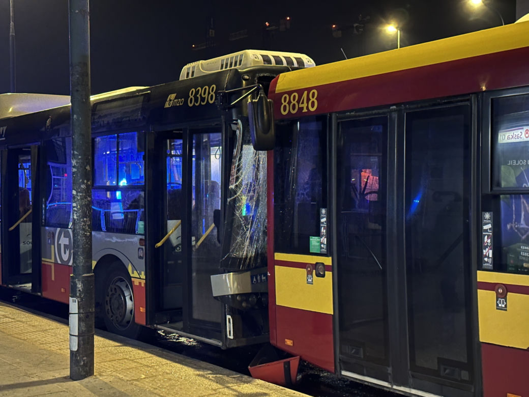 Autobusy zderzyły się w Warszawie. 10 osób rannych