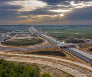 Na autostradzie A1 oddano do użytku kierowców kolejne kilometry drogi. Praca wre. Zobaczcie [ZDJĘCIA, WIDEO]