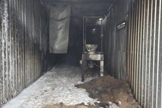 Groźny pożar hali w Mogilnie! Jedna osoba poszkodowana [ZDJĘCIA]