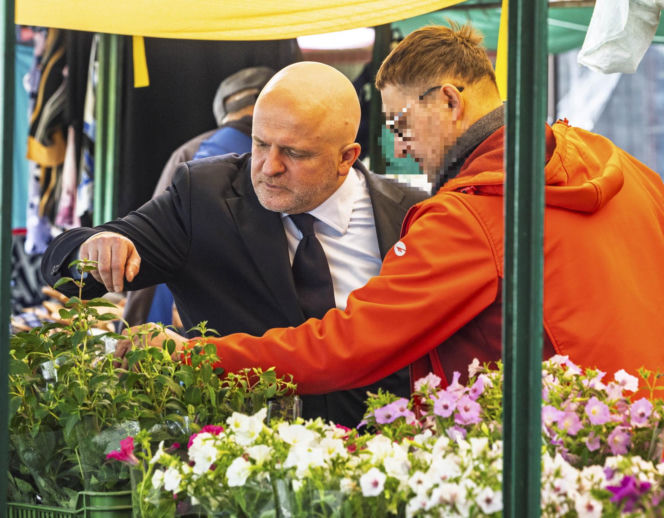 Paweł Kowal na bazarze