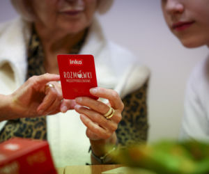 Najnowsze dane: młodzi prawie 5 godzin dziennie w Internecie, tymczasem prawie co szósty senior cierpi na samotność. Czy można odwrócić trend?