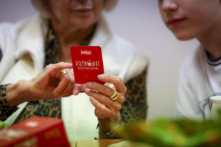 Najnowsze dane: młodzi prawie 5 godzin dziennie w Internecie, tymczasem prawie co szósty senior cierpi na samotność. Czy można odwrócić trend?