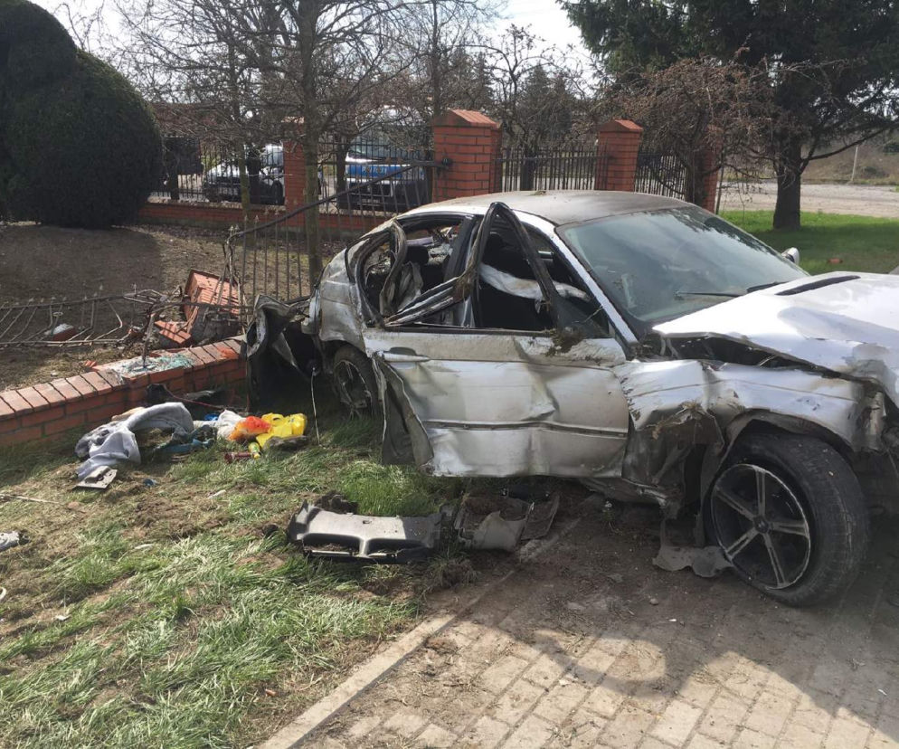 BMW wbiło się w  ogrodzenie