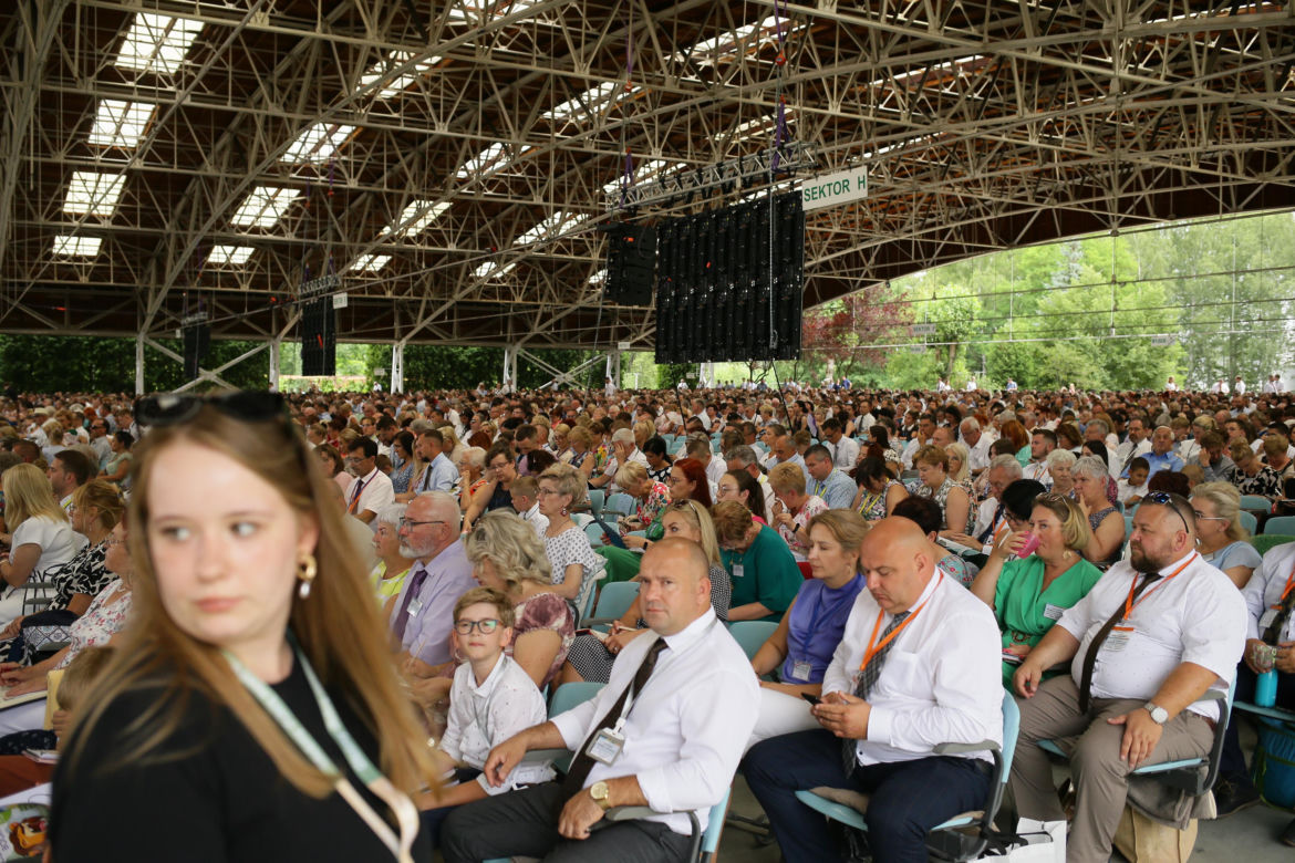 Kongres Świadków Jehowy 2024. W niedzielnych wydarzeniach wzięły udział tłumy