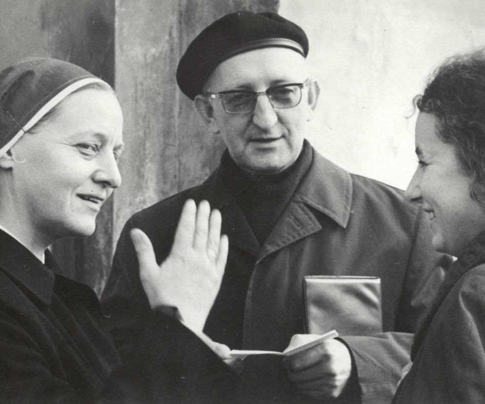 Ksiądz Franciszek Blachnicki ze studentkami na dziedzińcu KUL