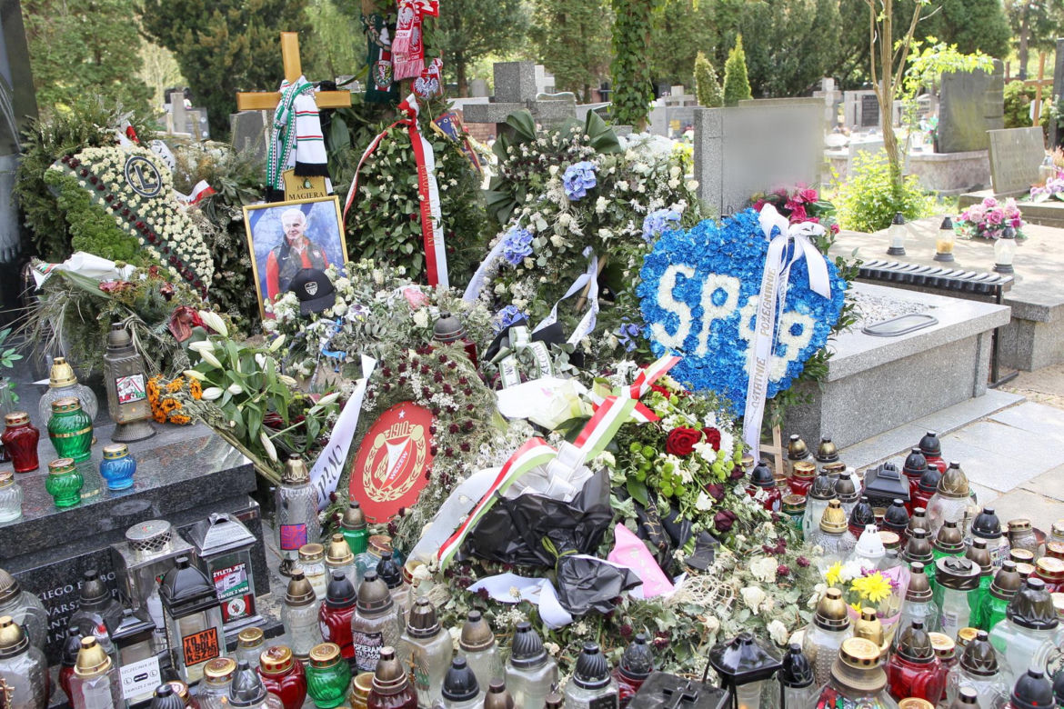 Grób Jacka Magiery na niecałe trzy tygodnie po pogrzebie