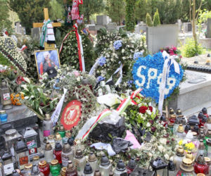 Grób Jacka Magiery na niecałe trzy tygodnie po pogrzebie