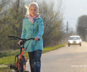 M jak miłość odc. 862. Śmierć Hanki Mostowiak. Dziewczynka (Ola Witkowska) na drodze