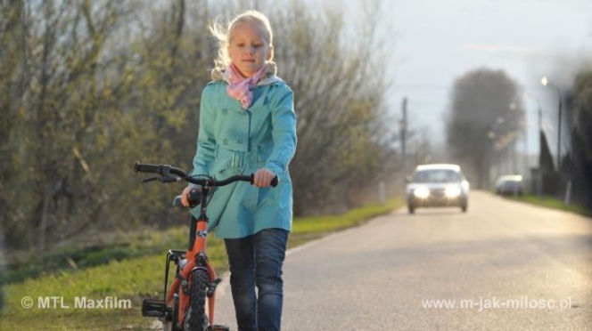 M jak miłość odc. 862. Śmierć Hanki Mostowiak. Dziewczynka (Ola Witkowska) na drodze