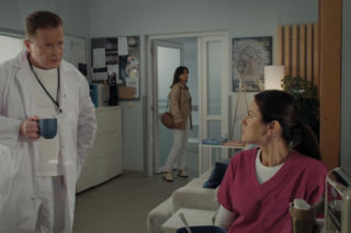 M jak miłość, odcinek 1913. Kasia (Paulina Lasota), Aneta (Ilona Janyst), lekarz (Michał Wojcula)