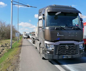 Zderzyły się aż trzy pojazdy, droga całkowicie zablokowana