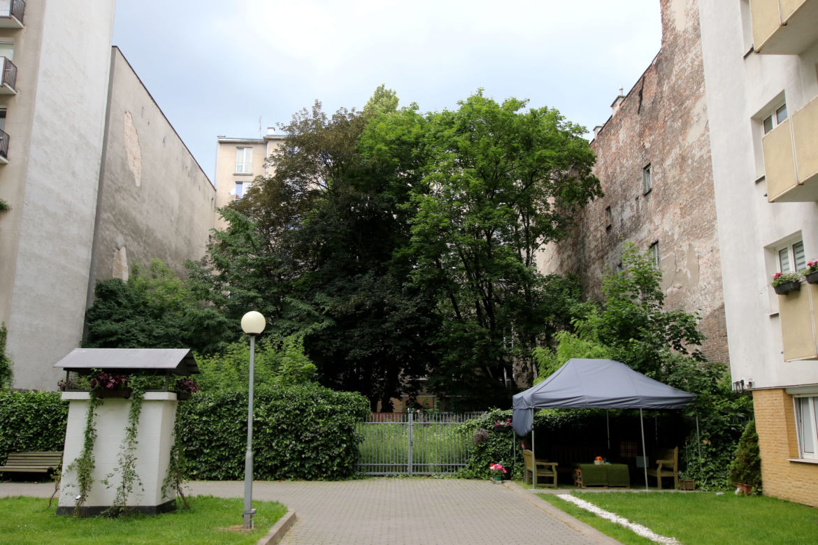 Mieszkańcy bloków przy Ogrodowej protestują przeciwko nowej inwestycji: Wciskają nam budynek między bloki