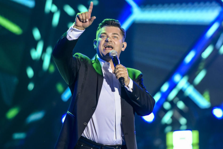 Tak Zenon Martyniuk zmieniał się przez lata. Na początku kariery nosił zupełnie inną fryzurę