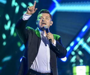 Tak Zenon Martyniuk zmieniał się przez lata. Na początku kariery nosił zupełnie inną fryzurę