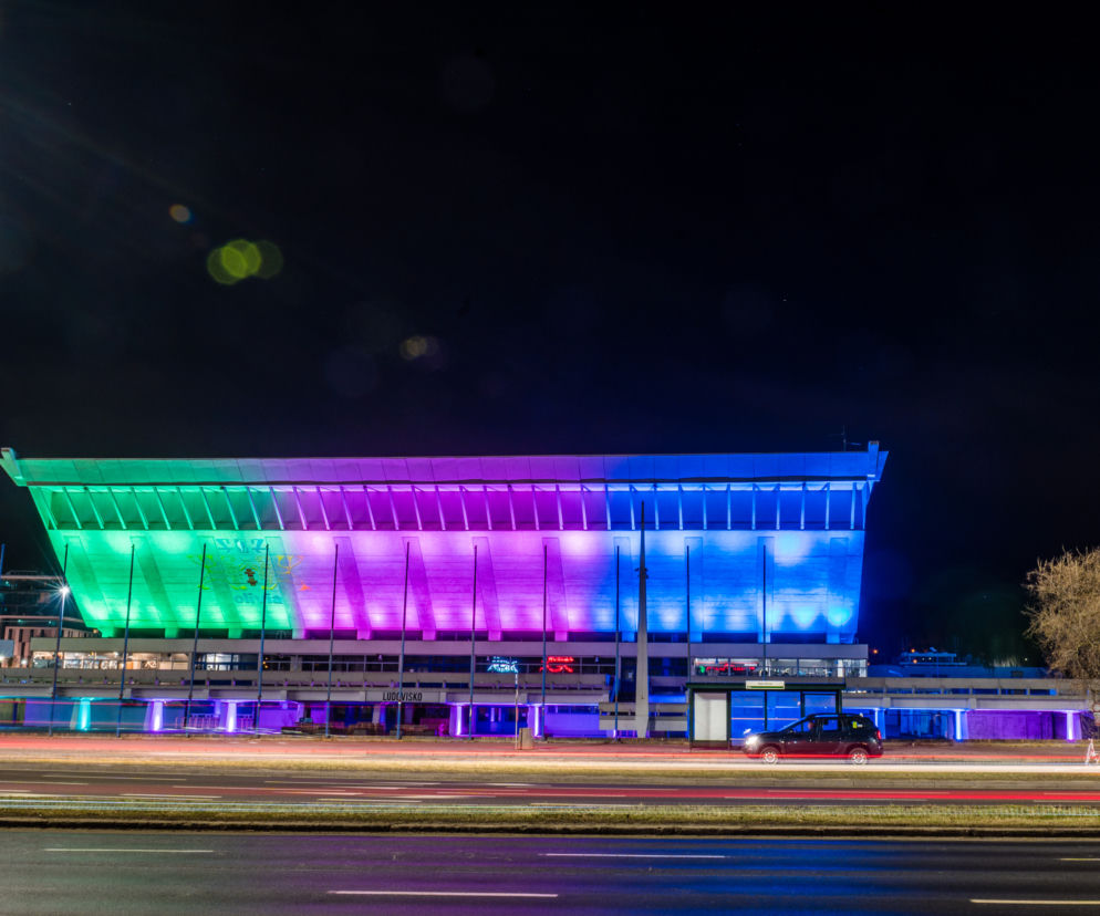 Iluminacje w Gdańsku w geście solidarności z osobami i rodzinami dotkniętymi chorobami rzadkimi.