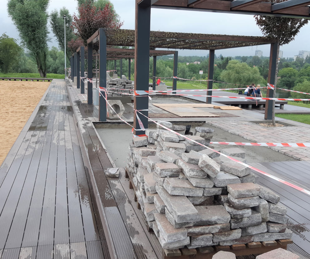 Na kontorii zapadła się kostka