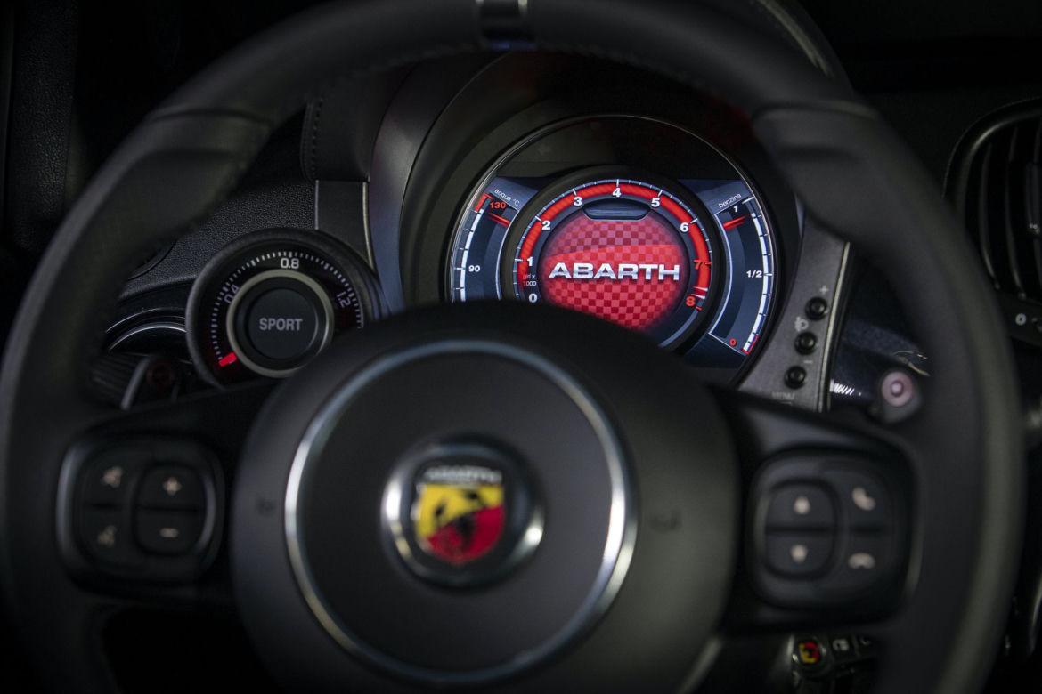 Abarth 595 Monster Energy Yamaha i Scorpioneoro