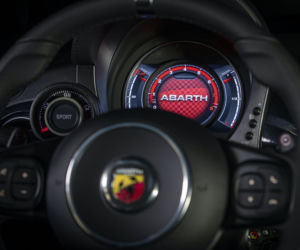 Abarth 595 Monster Energy Yamaha i Scorpioneoro