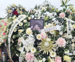 Justyna B. zginęła pod kołami pociągu. Jej grób przykryły białe kwiaty