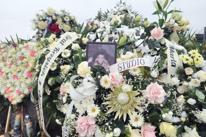 Justyna B. zginęła pod kołami pociągu. Jej grób przykryły białe kwiaty