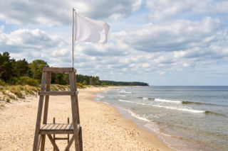 Sinice Pogorzelica 16.07. Czy w Pogorzelicy można się dzisiaj kąpać? Flaga, warunki pogodowe