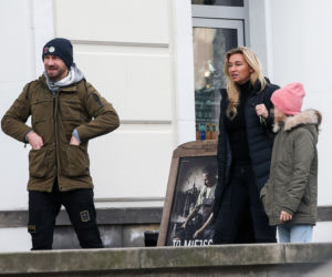 Martyna Wojciechowska z córeczką i z Przemkiem Kossakowski na spacerze	