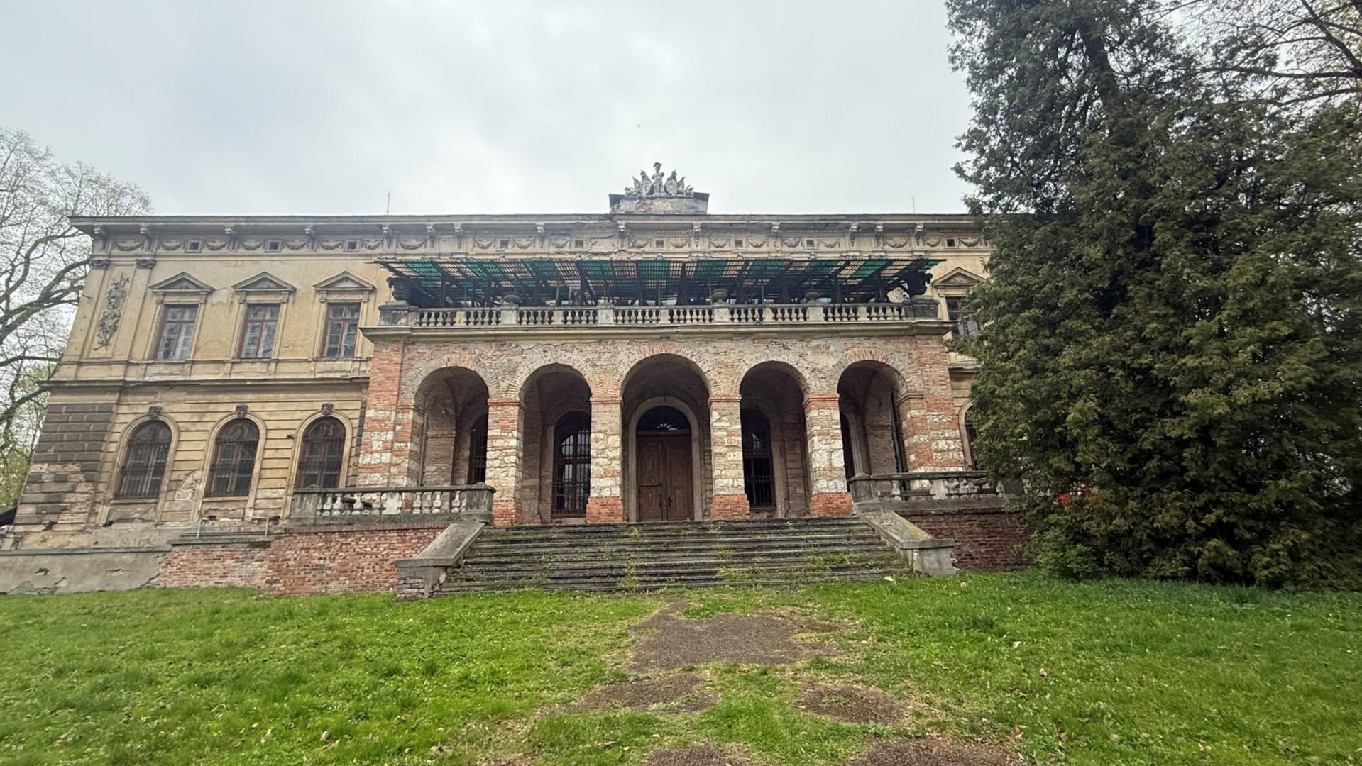 Pałac w Pilicy, wspaniała rezydencja która od dekad popada w ruinę