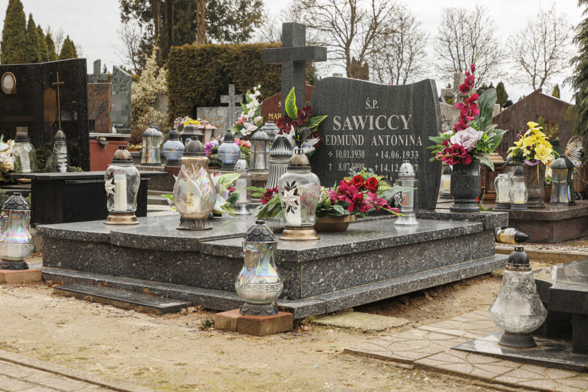 Dokwaterowali nieboszczyka do grobu mamy