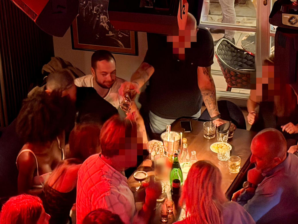 Posłowie Bartosz Romowicz i Piotr Górnikiewicz po wieczornym głosowaniu przyjechali do klubu Piano Bar