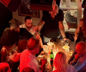 Posłowie Bartosz Romowicz i Piotr Górnikiewicz po wieczornym głosowaniu przyjechali do klubu Piano Bar