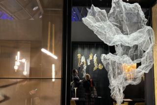 Najpierw było światło. DJ-ka, kanapy i szklane posadzki są jego konsekwencją – nie powodem „zaświecenia żarówki”