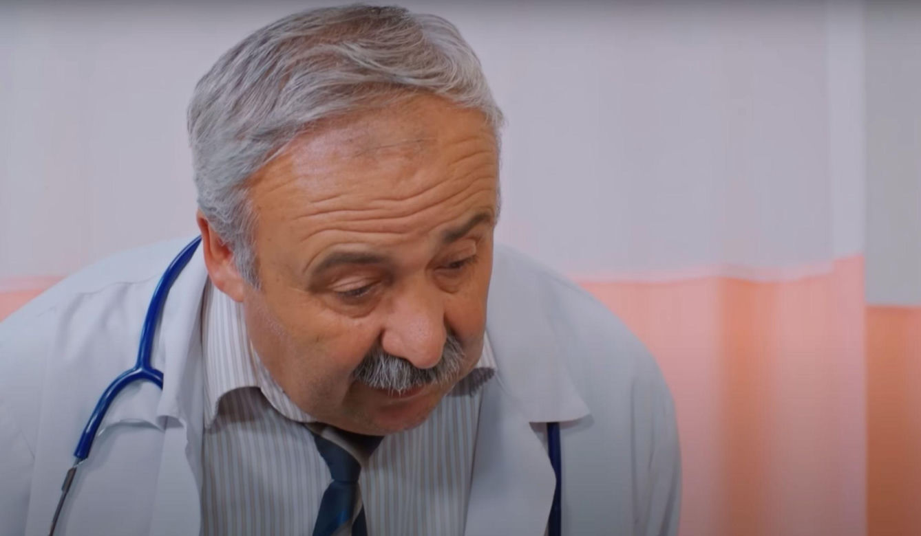 Sila wpada pod samochód.