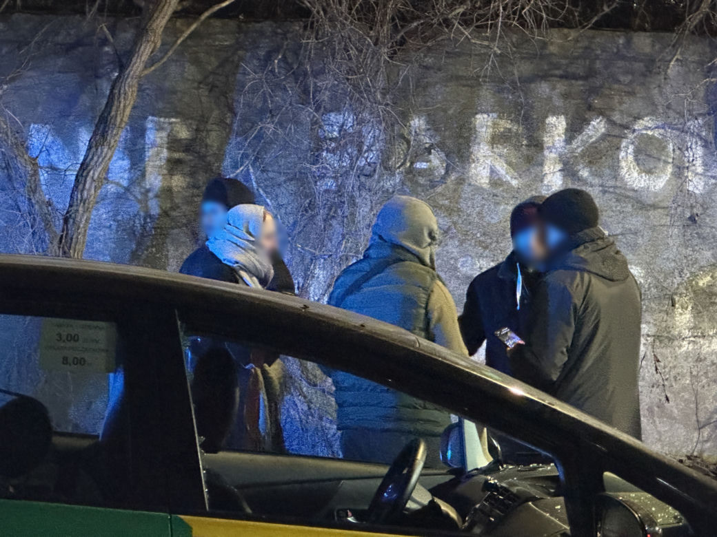 Zaatakował dostawcę jedzenia i padł jak rażony gromem. Szokująca agresja na Woli