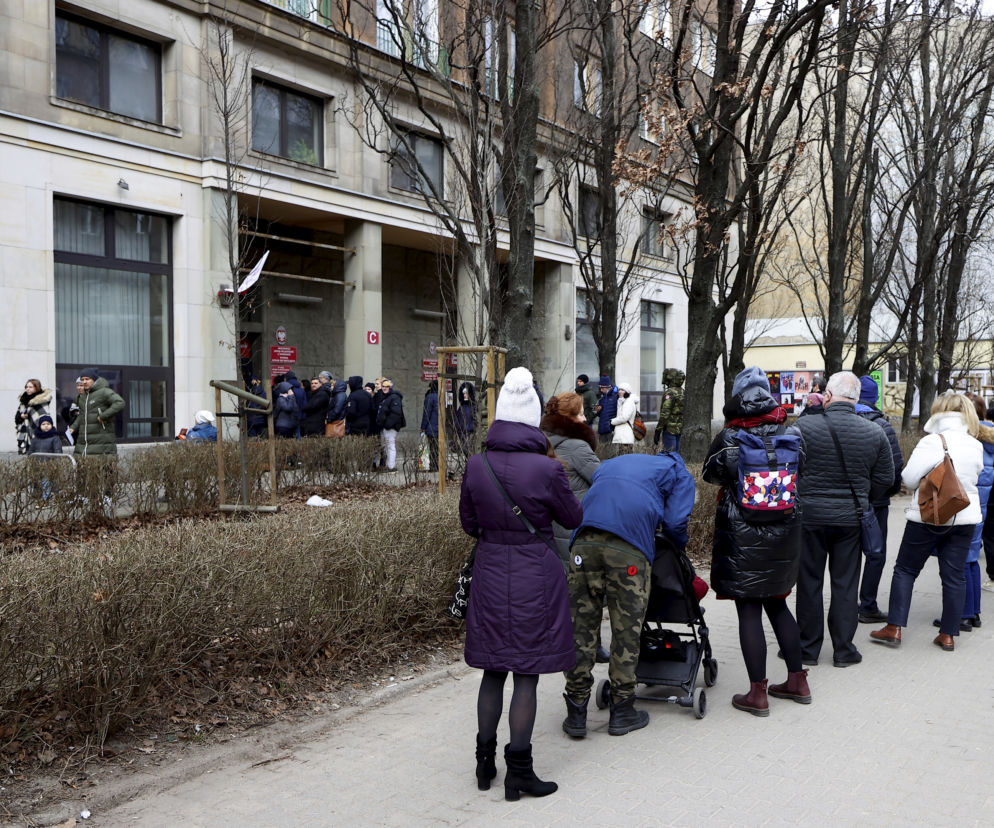 Ogromne kolejki przed urzędami. Mieszkańcy rzucili się po paszporty