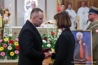 Pogrzeb Jacka Magiery. Karol Nawrocki tylnym wejściem wszedł do kościoła. Żona trenera odebrała odznaczenie