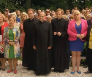 Ranczo 8 sezon odc. 103. Proboszcz (Cezary Żak), ksiądz Maciej (Mateusz Rusin), ksiądz Robert (Bartek Kasprzykowski), 