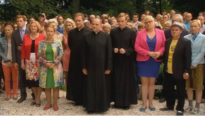 Ranczo 8 sezon odc. 103. Proboszcz (Cezary Żak), ksiądz Maciej (Mateusz Rusin), ksiądz Robert (Bartek Kasprzykowski), 
